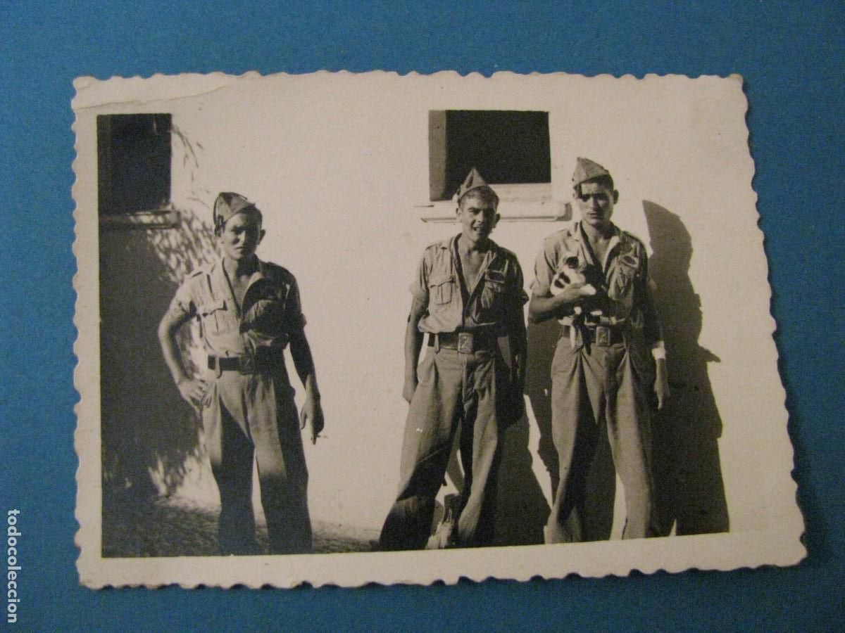 Militaria: FOTO DE LEGIONARIOS. A&Ntilde;OS 50 O 60. 8,5X6,5 CM.