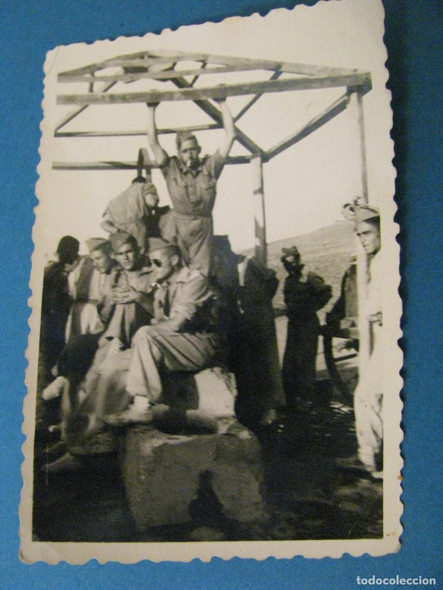 Militaria: FOTO DE LEGIONARIOS. 1954. 8,5X6 CM. FOTO X VILLA SANJURJO.