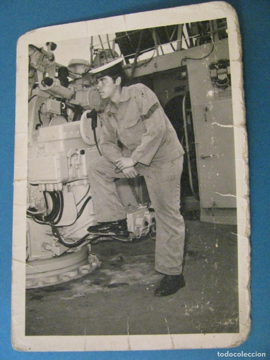 Militaria: FOTO DE UN MARINERO. FRAGATA JUPITER. CA&Ntilde;ON AMERICANO 3&rdquo; 11X7,5 CM. A&Ntilde;OS 50 O 60.