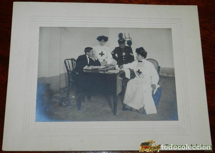 Militaria: ANTIGUA FOTOGRAFIA GUERRA DEL RIF, ENFERMERAS DE LA CRUZ ROJA Y OFICIALES EN EL HOSPITAL DE CABA&Ntilde;AL