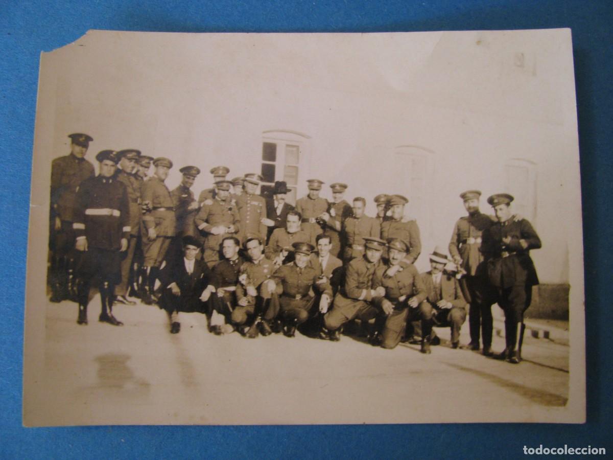 Military Antiques: FOTOGRAFIA DE MILITARES. DETRAS ESCRITA SANTA BARBARA 1930. 8,5X6,5 CM.
