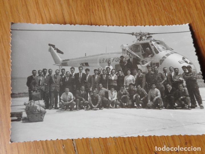 Military Antiques: ANTIGUA FOTOGRAFIA GRUPO PERSONAS JUNTO A HELICOPTERO U.S AIR FORCE. FOTO DAGUERRE. CADIZ A&Ntilde;OS 60?