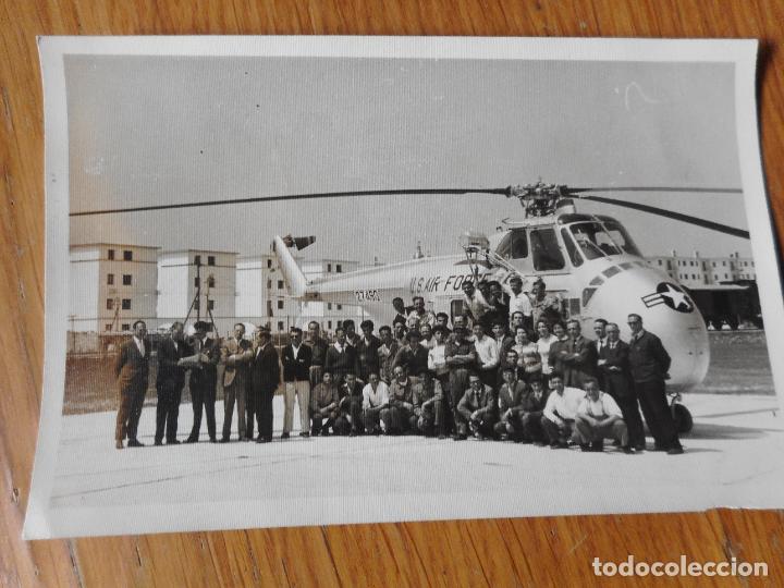 Military Antiques: ANTIGUA FOTOGRAFIA GRUPO PERSONAS JUNTO A HELICOPTERO U.S AIR FORCE. CADIZ? 1960