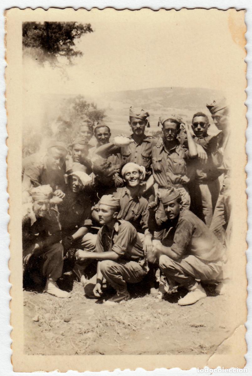 Militaria: J&oacute;venes militares de maniobras bromeando. A&ntilde;os 40-50 jk