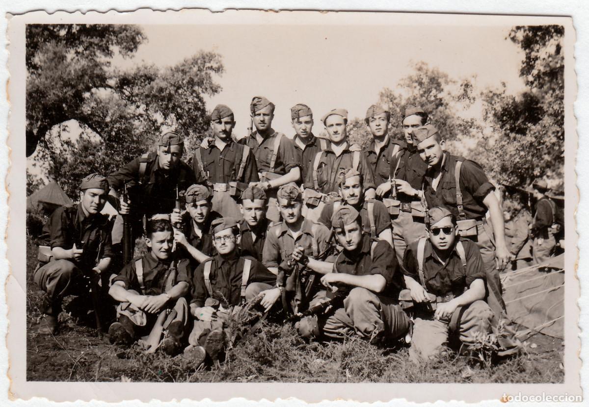 Militaria: J&oacute;venes militares con fusiles. A&ntilde;os 40-50 jk