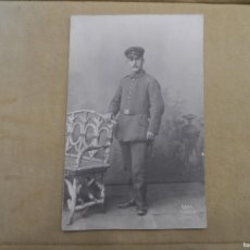 Militaria: SOLDADO IMPERIAL ALEMAN APOYADO EN SILLA. FOTO DE ESTUDIO. II REICH. AÑOS 1914-18