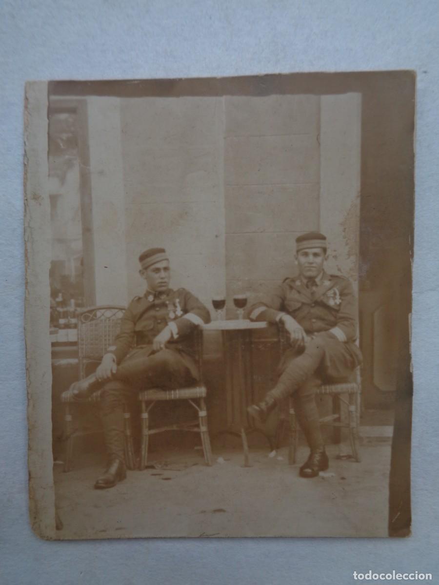 Military Antiques: GUERRA DE AFRICA: FOTO MINUTERO DE MILITARES SARGENTOS CONDECORADOS EN TERRAZA DE BAR. CADIZ, 1928
