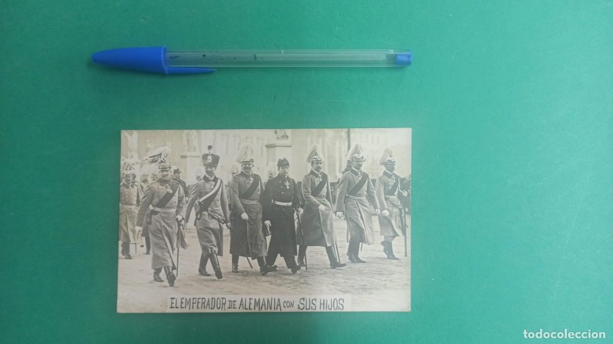 Militaria: Antigua fotografia postal El Emperador de Alemania con sus Hijos. Tarjeta postal.
