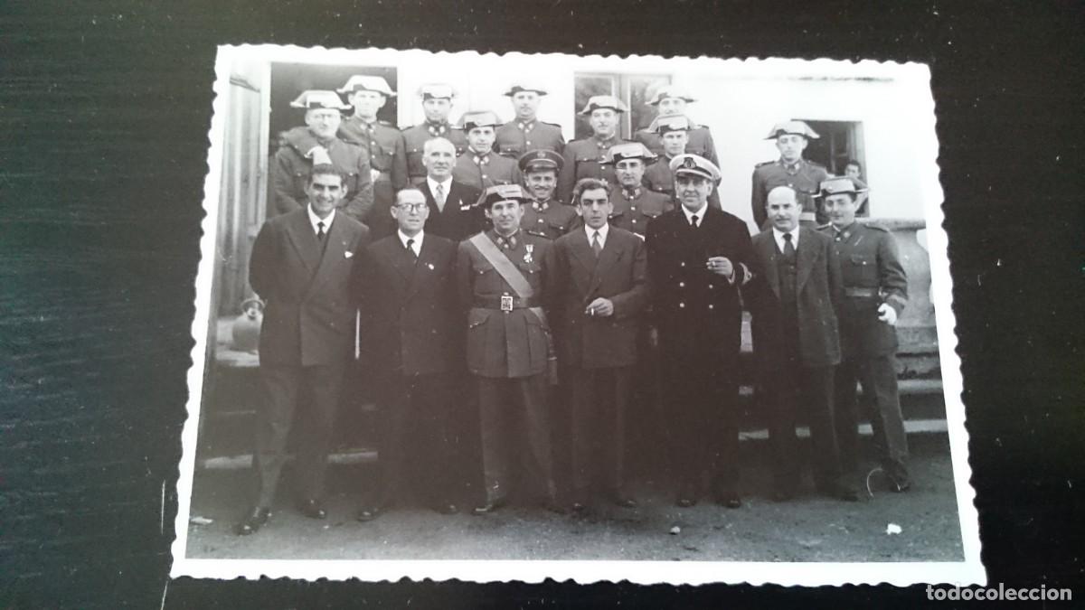 Military Antiques: FOTOGRAF&Iacute;A GRUPO DE GUARDAS CIVILES CON OTROS MILITARES Y CIVILES A&Ntilde;OS 50?