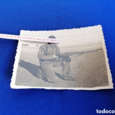 Militaria: EJÉRCITO ESPAÑOL MARINERO CON FUSIL AÑO 1961 FOTOGRAFÍA ANTIGUA