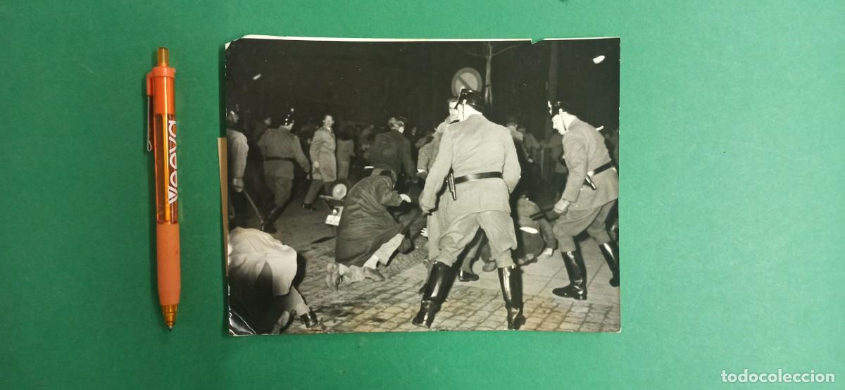 Militaria: Antigua fotografia de prensa 1958. Policia cargando en manifestaci&oacute;n de Alemania occidental.