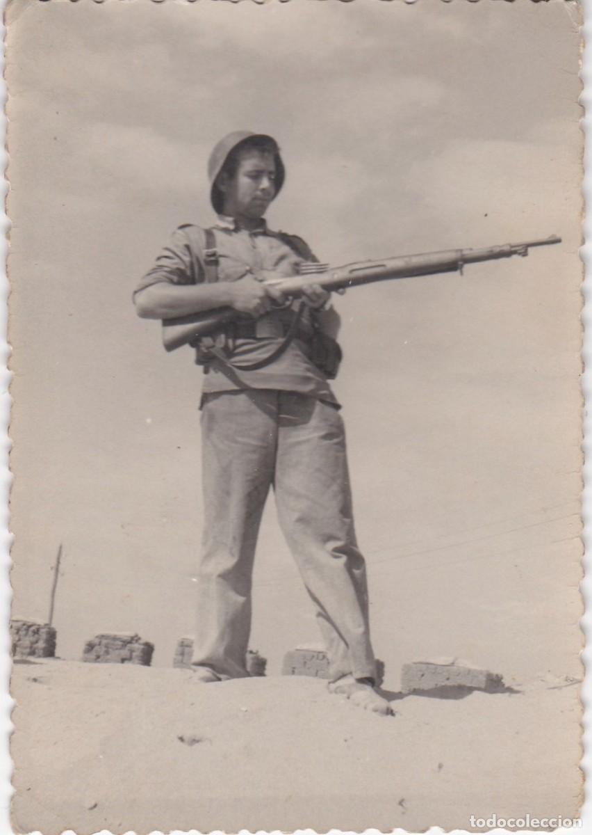 Militaria: Cargando el Mosquet&oacute;n - Fotograf&iacute;a - 102x71mm - A&ntilde;os 60 ? - Sin localizar