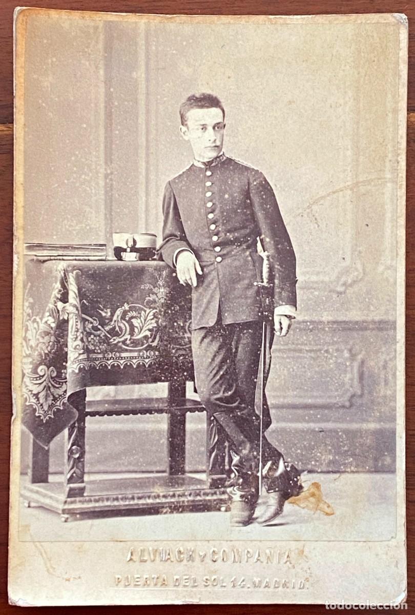 Militaria: FOTOGRAFIA ALBUMINA DE JOVEN MILITAR CON LAURELES BORDADOS EN EL CUELLO DE LA GUERRERA, SIGLO XIX, F