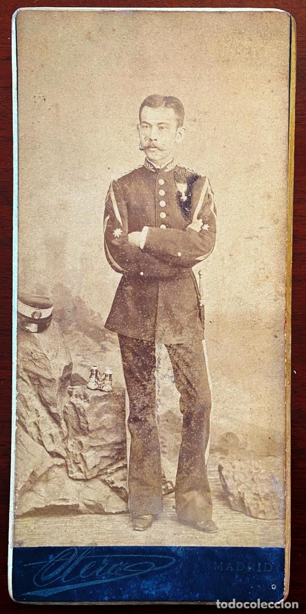 Militaria: FOTOGRAFIA ALBUMINA DE OFICIAL CON LAURELES BORDADOS EN EL CUELLO DE LA GUERRERA SIGLO XIX, FOTOGRAF