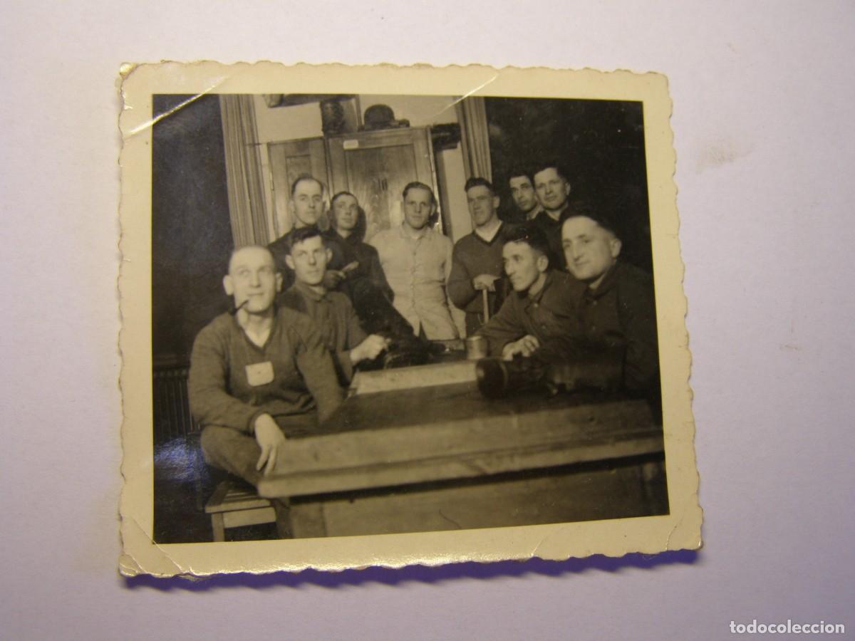 Militaria: Fotograf&iacute;a de soldados alemanes en cuartel, II Guerra Mundial.