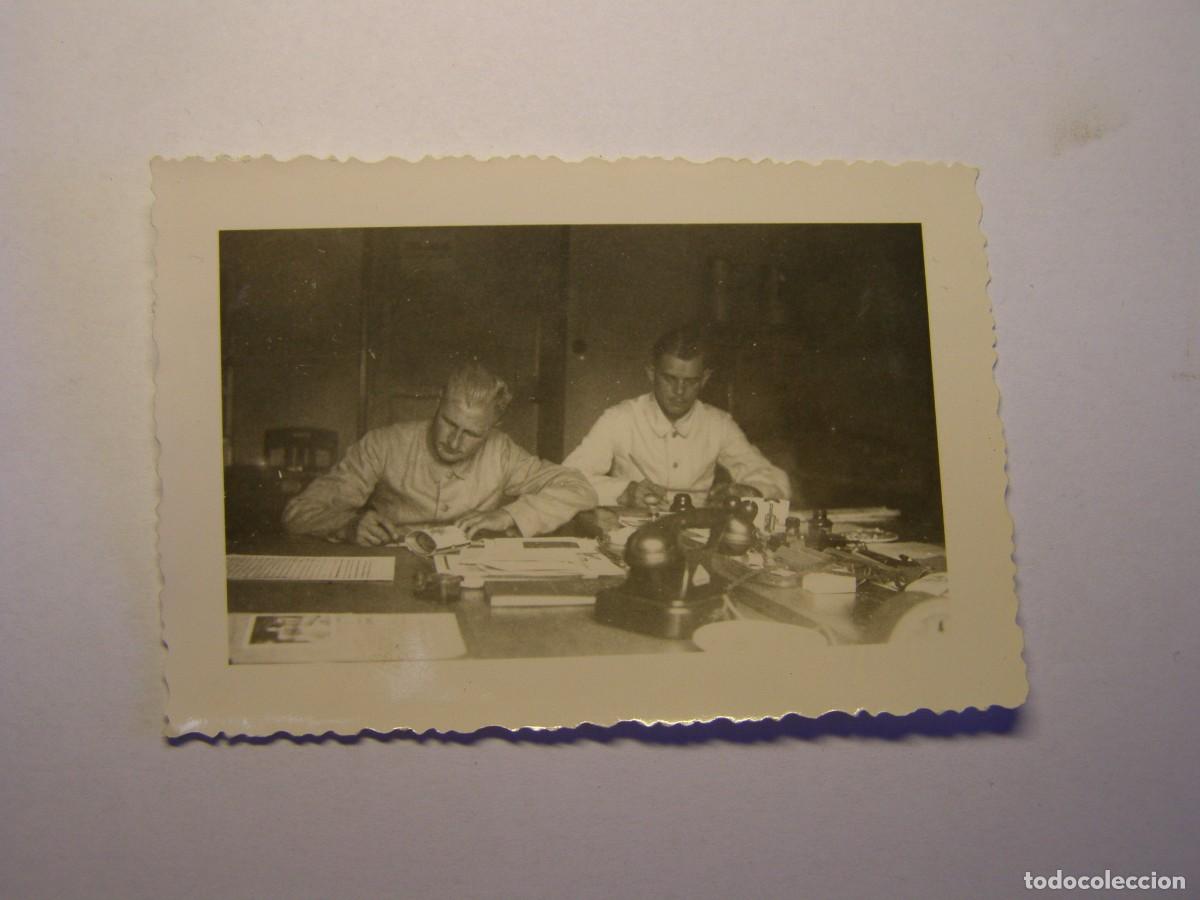 Militaria: Fotograf&iacute;a de soldados alemanes en oficina, II Guerra Mundial.