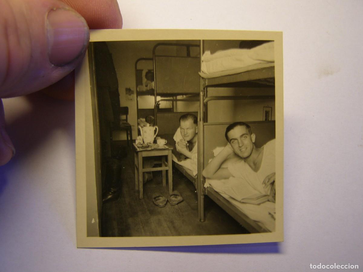 Militaria: Fotograf&iacute;a de soldados alemanes en dormitorio, II Guerra Mundial.