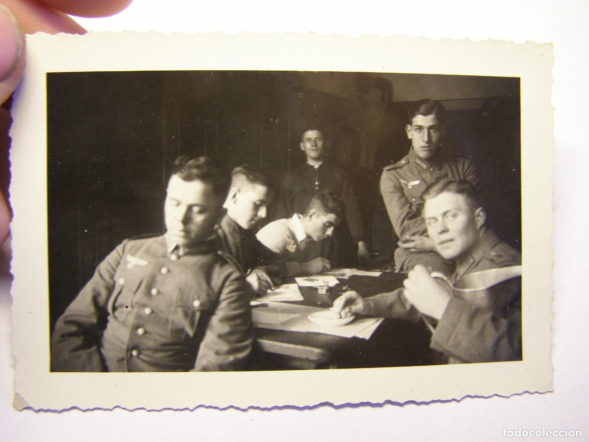 Militaria: Fotograf&iacute;a de soldados alemanes en cuartel, II Guerra Mundial.
