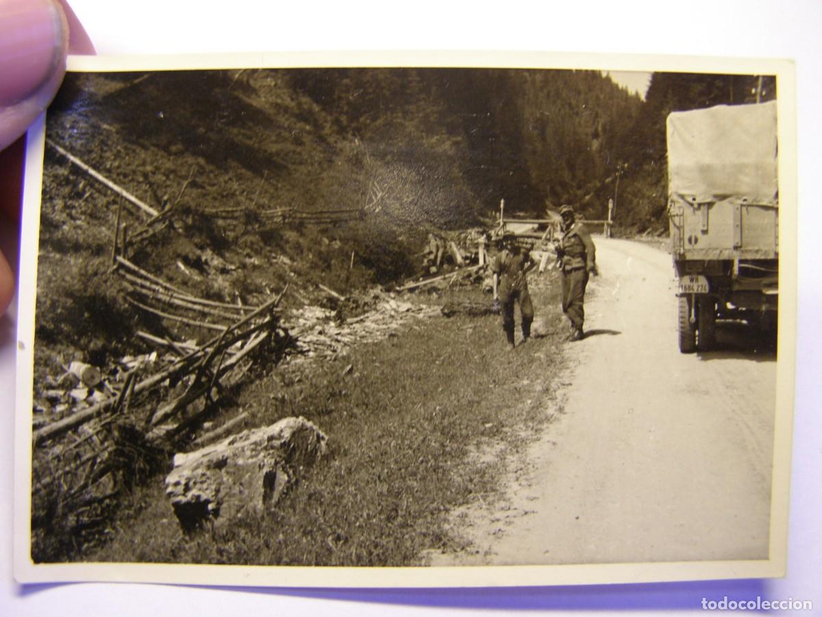 Militaria: Fotograf&iacute;a de soldados alemanes en un camino, II Guerra Mundial.