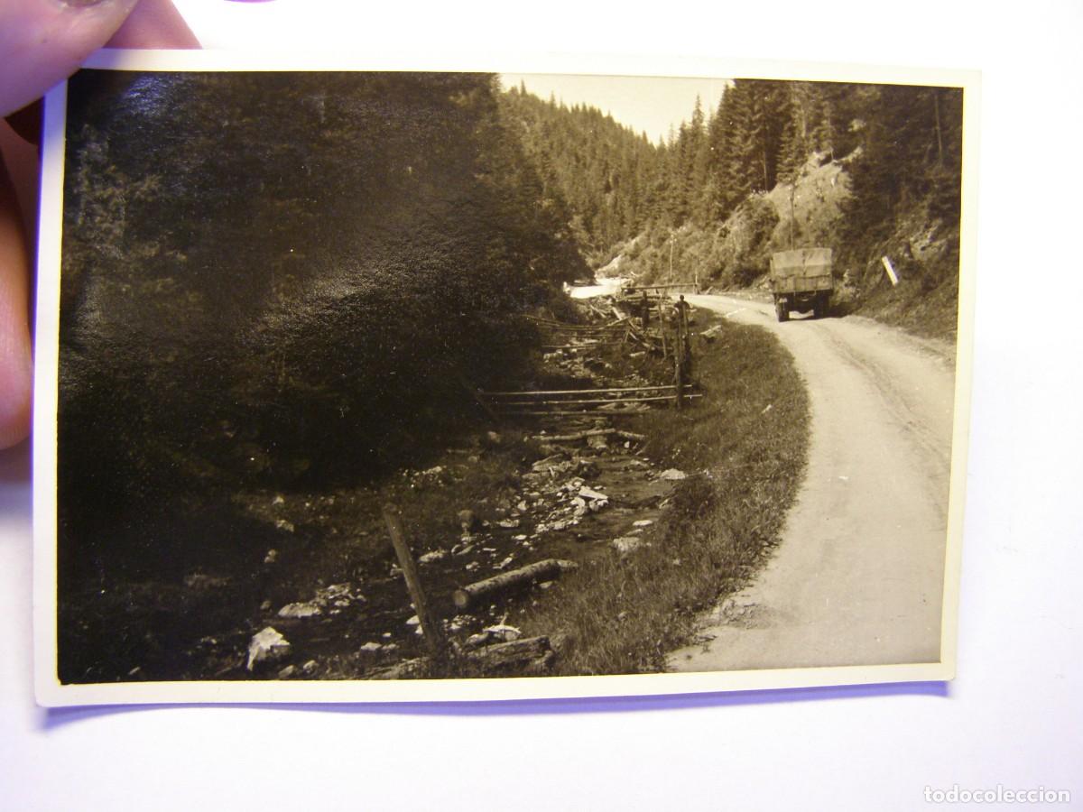 Militaria: Fotograf&iacute;a de soldados alemanes en un camino, II Guerra Mundial.