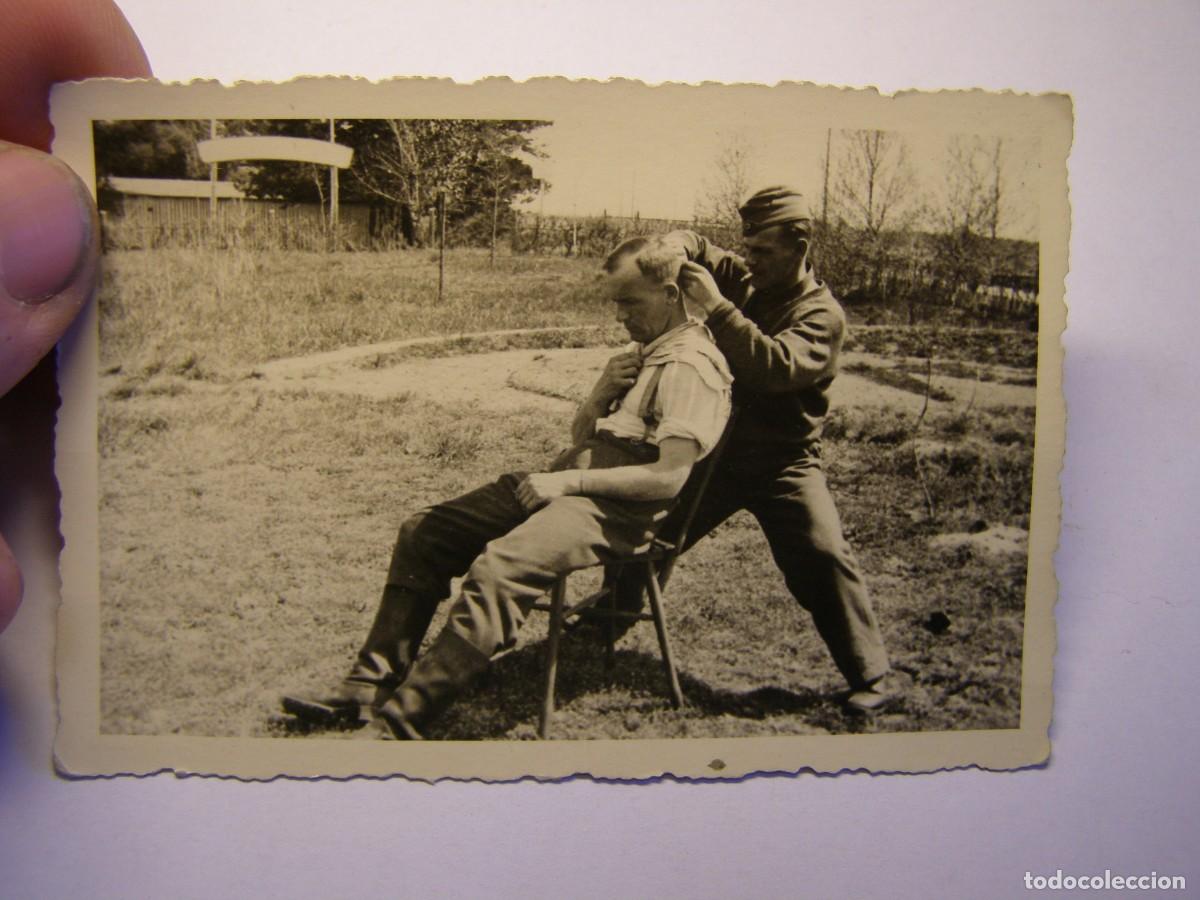 Militaria: Fotograf&iacute;a de soldados alemanes, cortando el pelo, II Guerra Mundial.