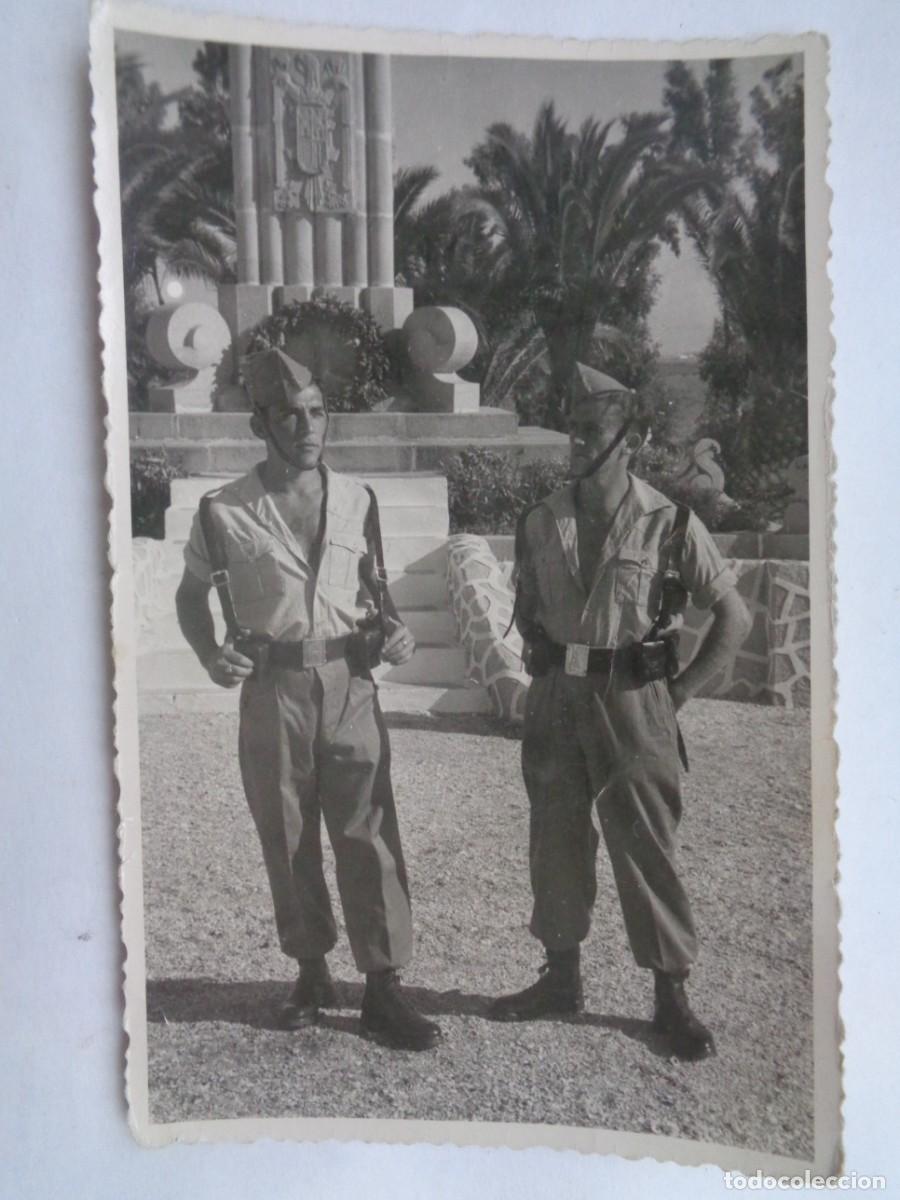 Militaria: LA LEGION : FOTO DE LEGIONARIOS ANTE MONOLITO DE LOS CAIDOS . RIFFIEN 159