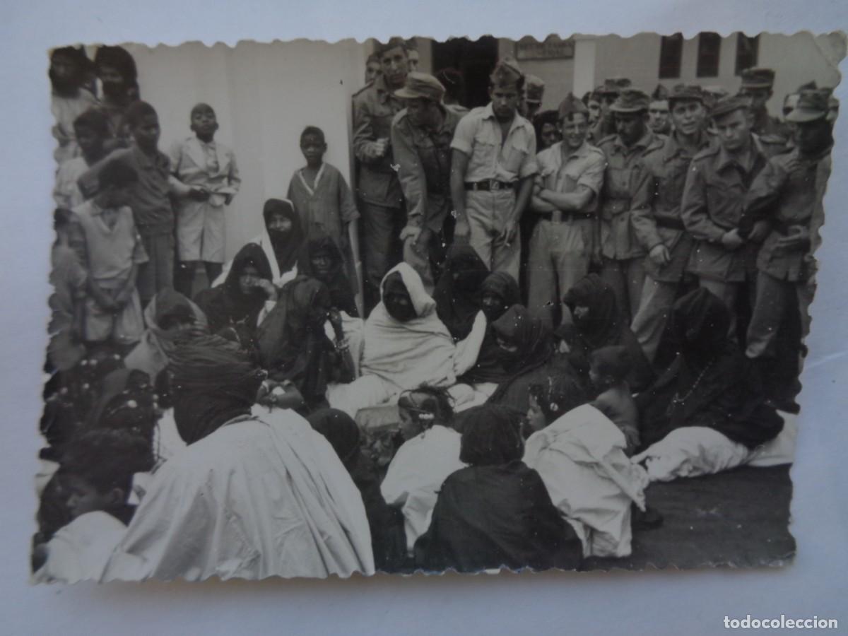 Militaria: LA LEGION : FOTO DE LEGIONARIOS CON SAHARAUIS . SAHARA ESPA&Ntilde;OL