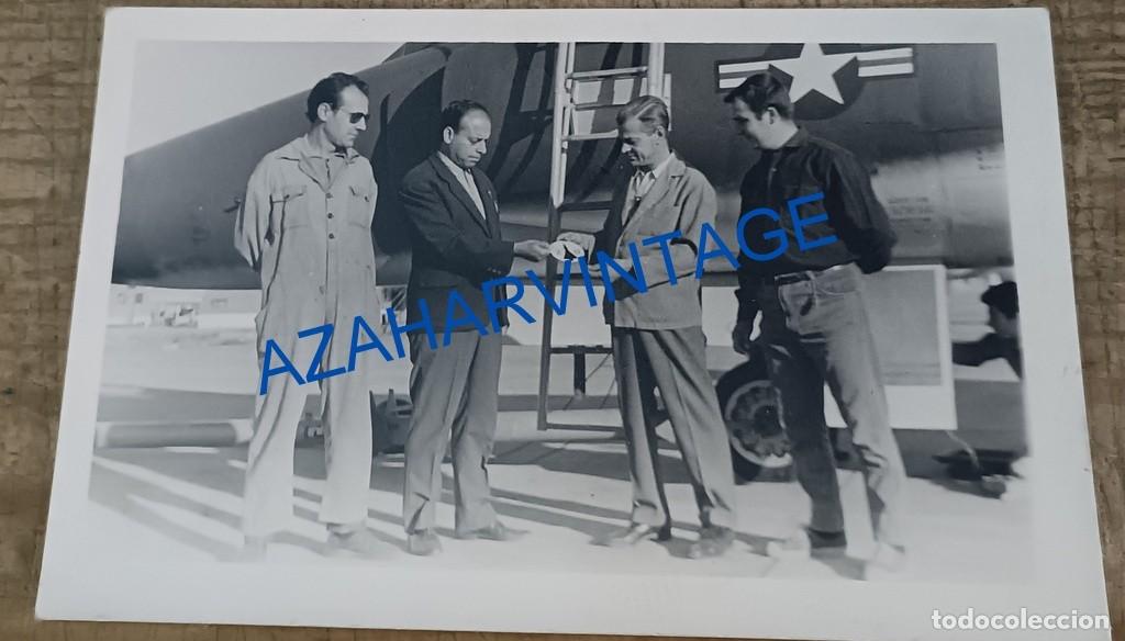 Militaria: AVIACION, ANTIGUA FOTOGRAFIA, CONCECION PLACA INSPECCION FINAL USAF A UN AVION,14X9 CMS