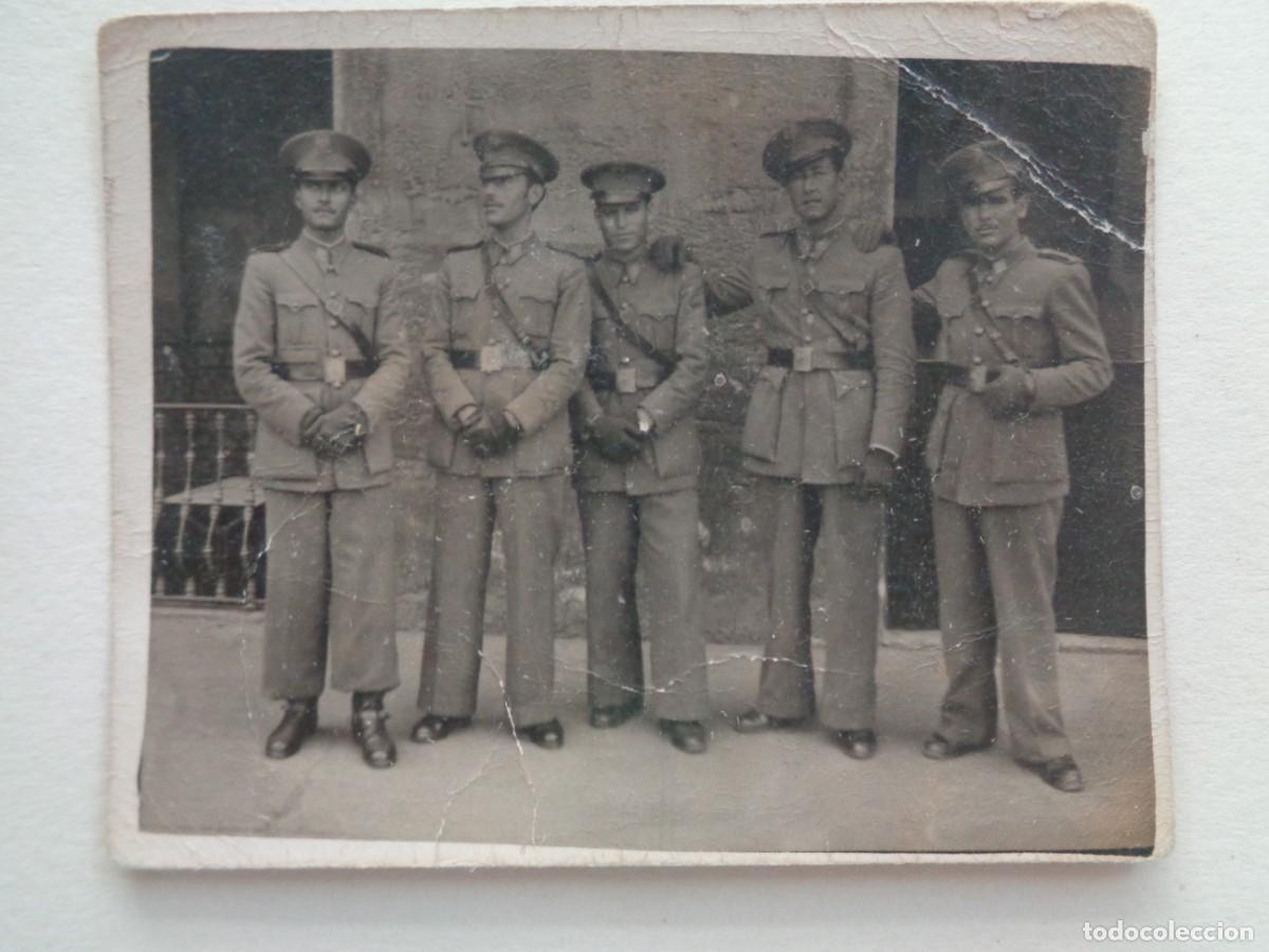 Militaria: GUARDIA CIVIL: FOTO DE AGENTES DE LA BENEMERITA FISCAL CON UNIFORME CLARO ( CARABINERO ). CADIZ 1944