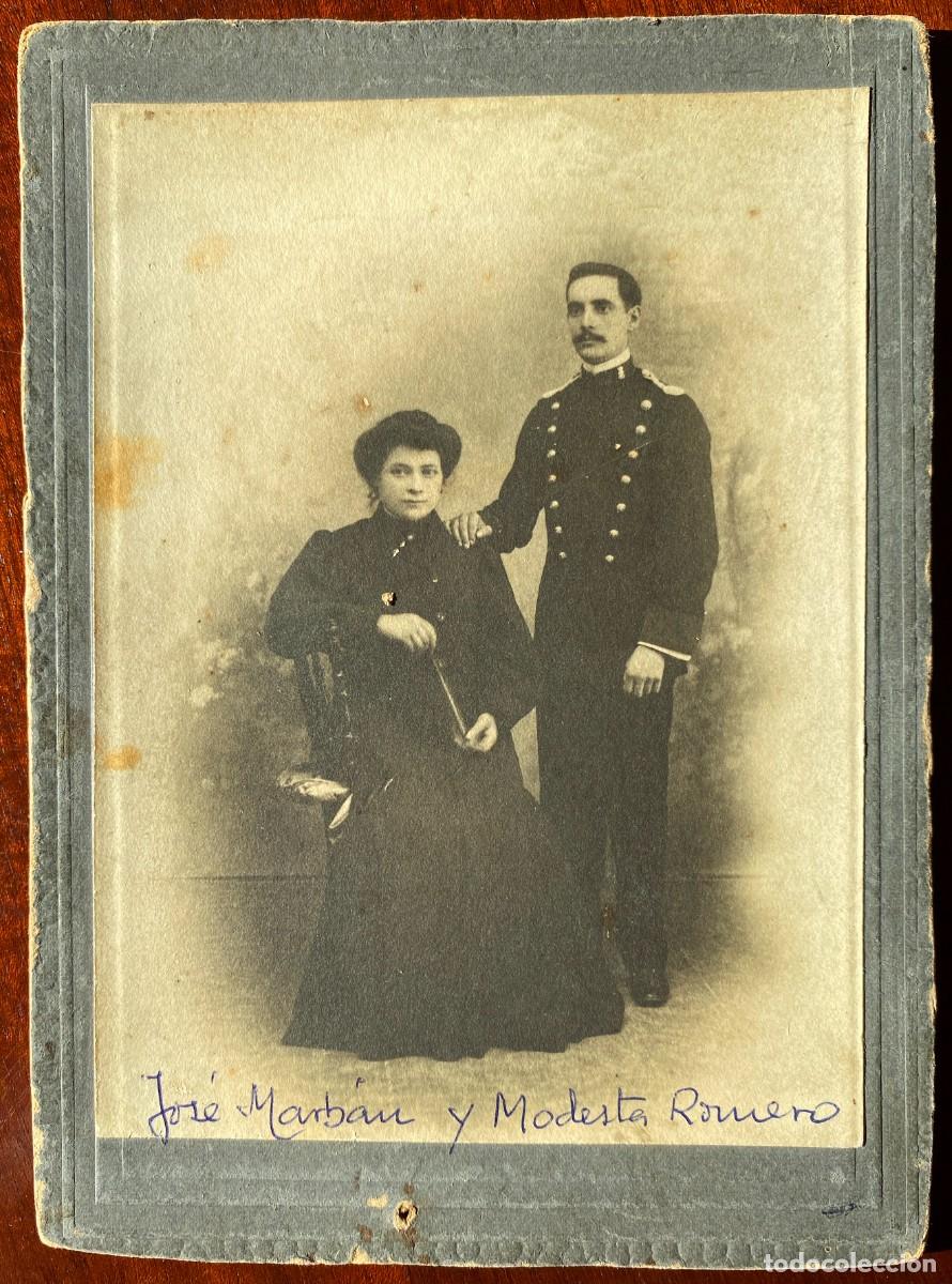 Militaria: ANTIGUA FOTOGRAFIA DE GUARDIA CIVIL CON SU ESPOSA, NO CONSTA FOTOGRAFO, MIDE 16,5 X 12 CMS. INCLUIDO