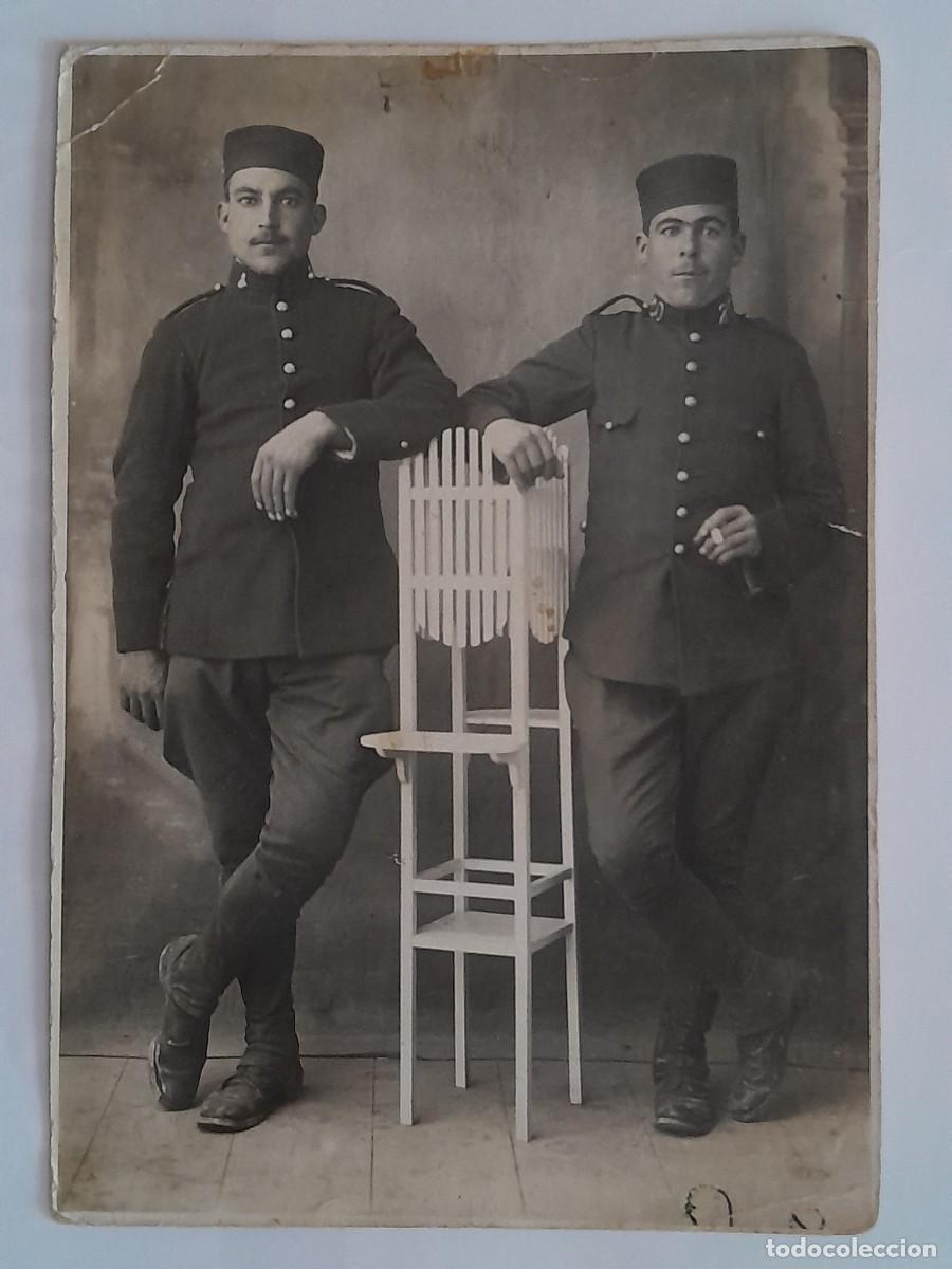 Militaria: ANTIGUA POSTAL DOS SOLDADOS EJERCITO ESPA&Ntilde;OL ARTILERIA Y REGIMIENTO N&ordm; 20 RV 2004