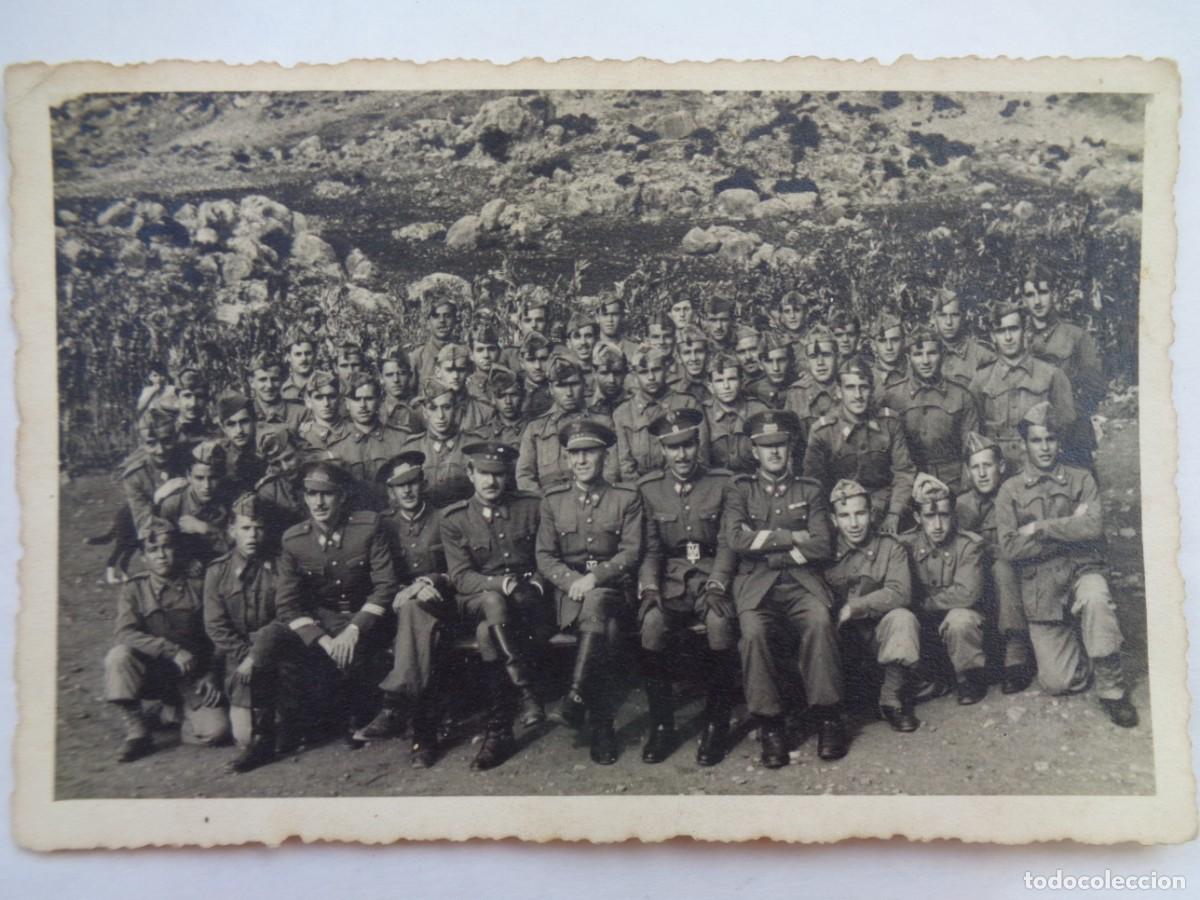 Militaria: FOTO DE MILITARES POSANDO CON SUS OFICIALES , GRUPO DE SANIDAD MILITAR N&ordm; 9 . TETUAN , 1945
