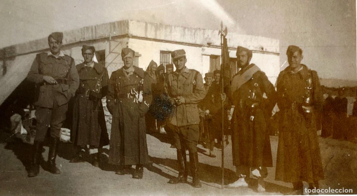 Militaria: ANTIGUA FOTOGRAFIA DE UN GRUPO DE LA LEGION, A&Ntilde;OS 40, MIDE 8,7 X 6 CMS. POR DETRAS ESCRITO PONE OFIC