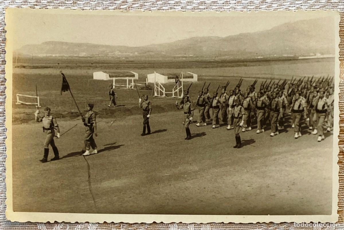 Militaria: ANTIGUA FOTOGRAFIA DE LA LEGION, JURA DE BANDERA 30-2-1947, TAMA&Ntilde;O POSTAL, MIDE 13,5 X 8,5 CMS. POR