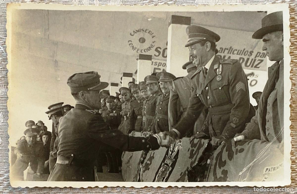 Militaria: ANTIGUA FOTOGRAFIA LEGIONARIO RECIBIENDO EL 2&ordm; PREMIO DE TIRO DE PISTOLA DEL CONCURSOP DE CUERPO DE