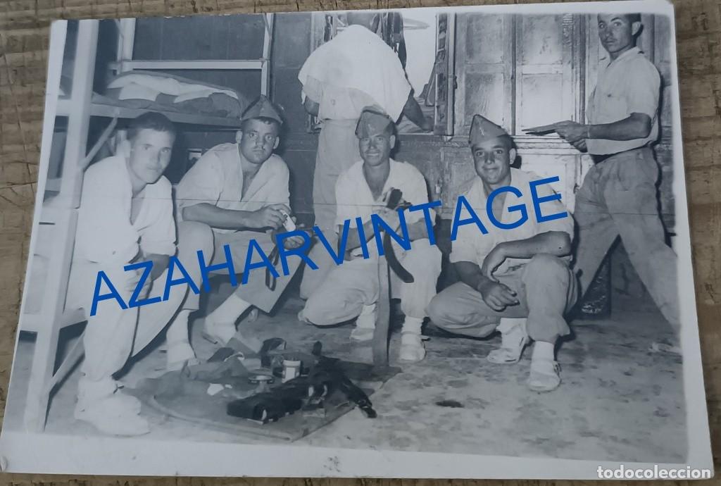 Militaria: ANTIGUA FOTOGRAFIA DE LEGIONARIOS EN EL BARRACON, 105X75MM