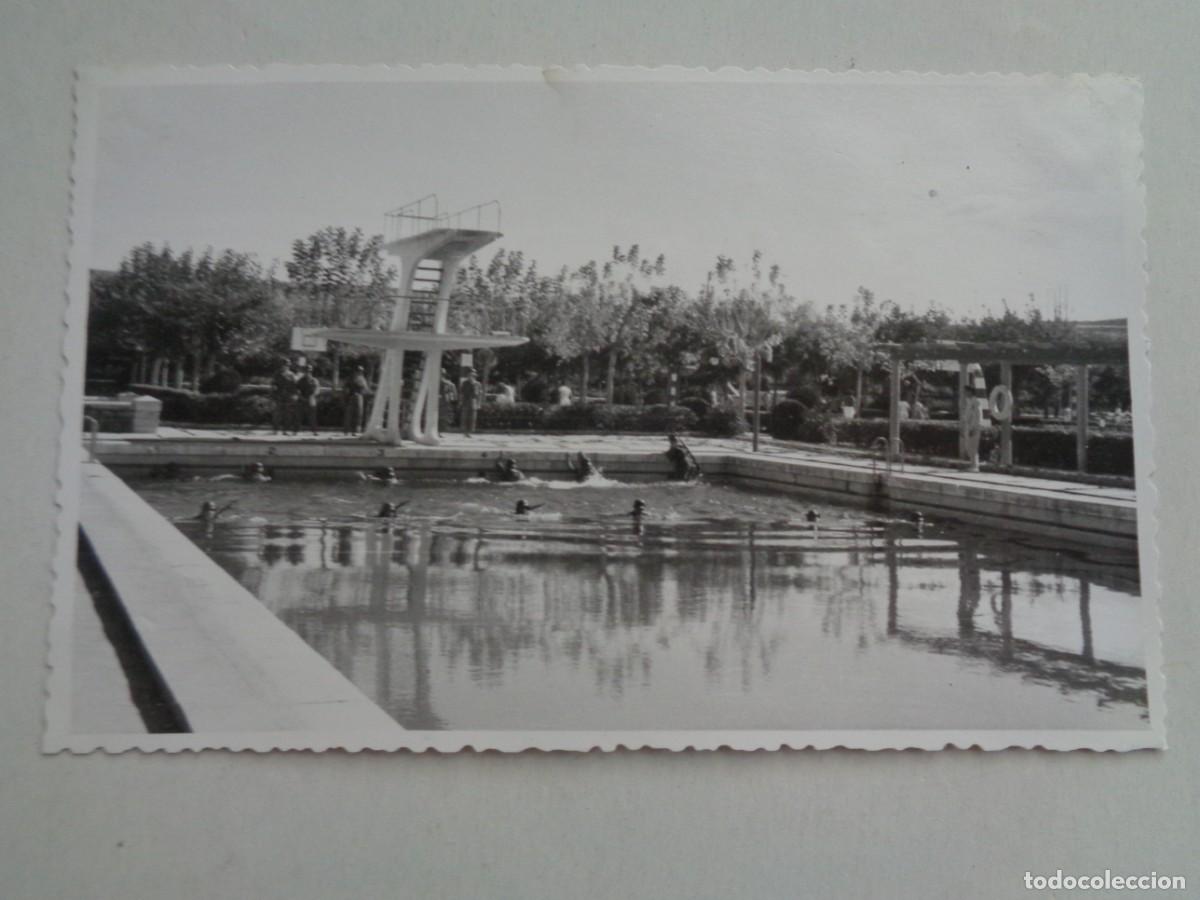 Militaria: FOTO DE CADETES ACADEMIA MILITAR EN PISCINA DEL ALCAZAR HACIENDO EJERCICIO, CON CASCO Z Y FUSIL
