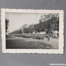 Militaria: ANTIGUA FOTOGRAFÍA SOLDADOS ALEMANES MARCHAN JUNTO ARCO TRIUNFO EN AVENIDA CAMPOS ELÍSEOS PARÍS 1940