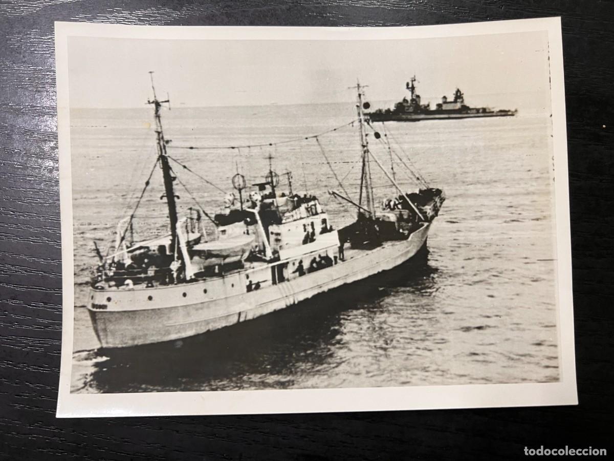 Militaria: FOTOGRAF&Iacute;A DE UN BUQUE ESP&Iacute;A DE LA ARMADA SOVI&Eacute;TICA VIGILADO POR UN DESTRUCTOR AMERICANO. VER