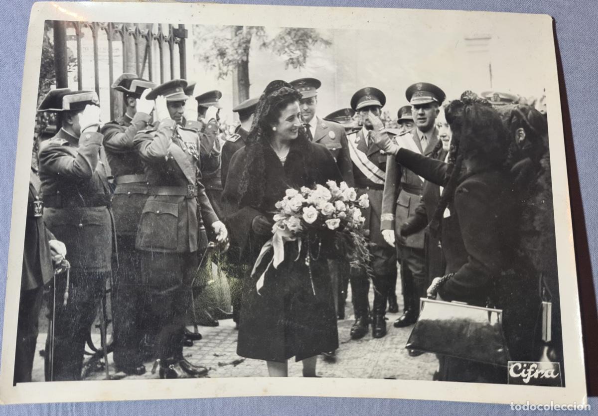 Military Antiques: Fotograf&iacute;a antigua de Carmen Polo esposa de Franco con autoridades. Agencia Cifra.