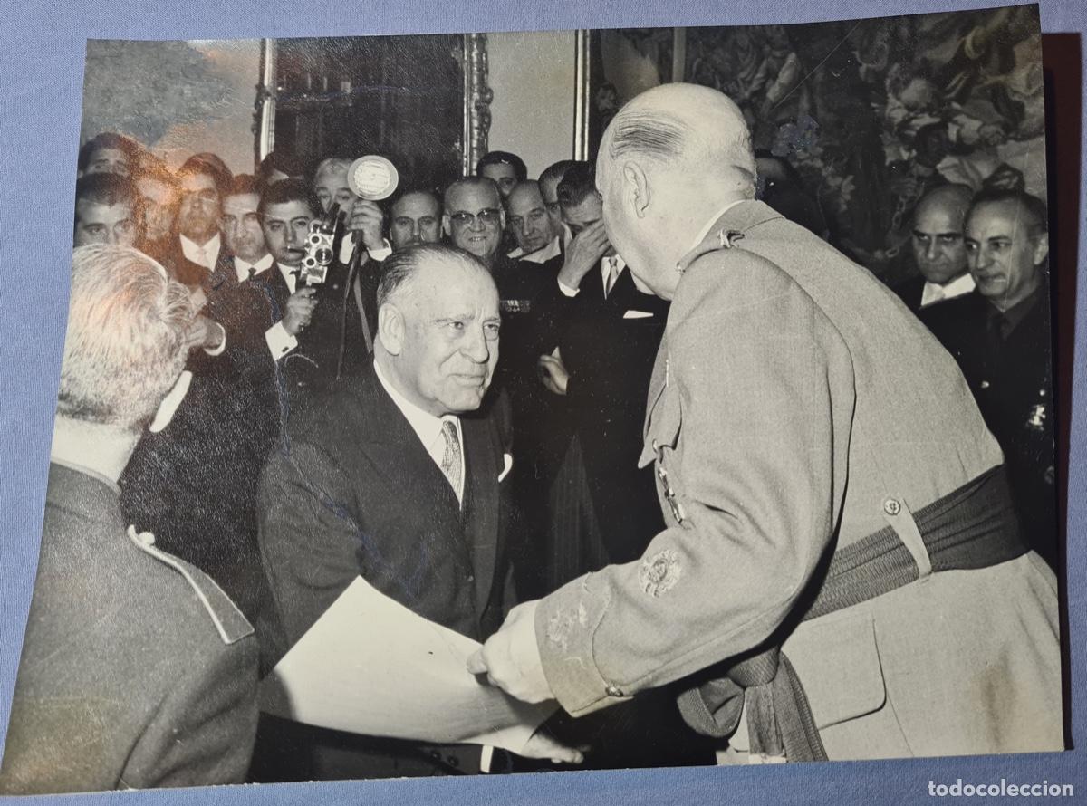 Military Antiques: Fotograf&iacute;a antigua de Franco. Entrega de diplomas. Agencia fotogr&aacute;fica Camp&uacute;a 1966.