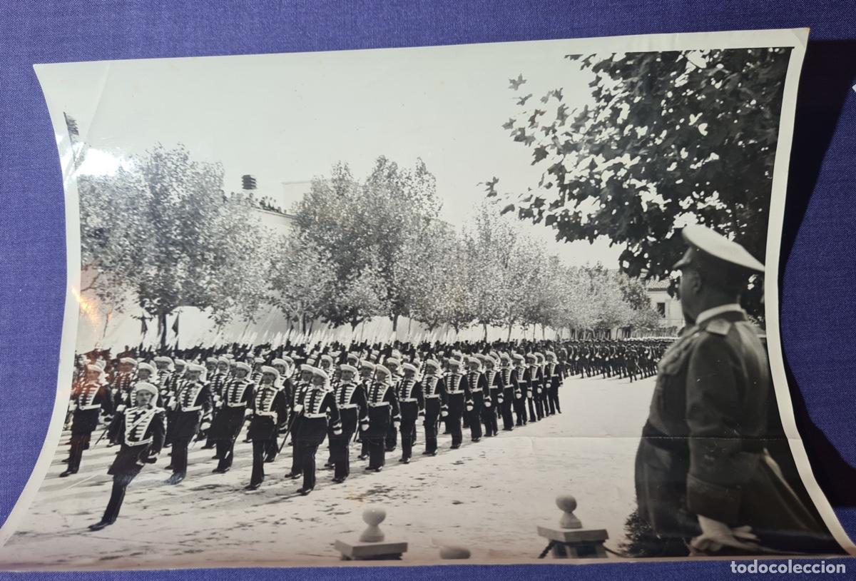 Militaria: Fotograf&iacute;a antigua de Franco con su guardia personal desfilando. Fot&oacute;graf&iacute;a Agencia CIFRA. A&ntilde;os 50as