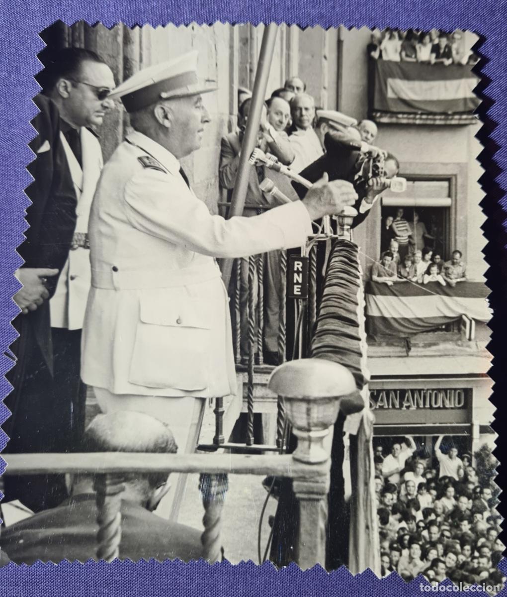 Militaria: Fotograf&iacute;a antigua de Franco discurso en un balc&oacute;n . Foto Perez de Rozas . A&ntilde;os 60as