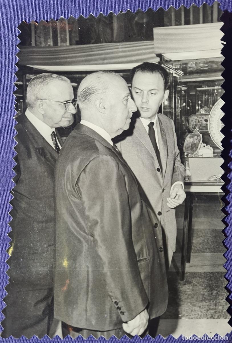 Militaria: Fotograf&iacute;a antigua de Franco de civil en una feria de anticuarios . Foto Perez de Rozas . A&ntilde;os 60as