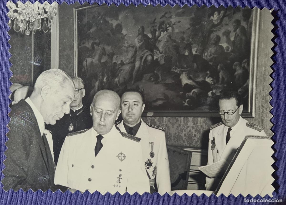Militaria: Fotograf&iacute;a antigua de Franco con autoridades de Falange y curas en El Pardo.