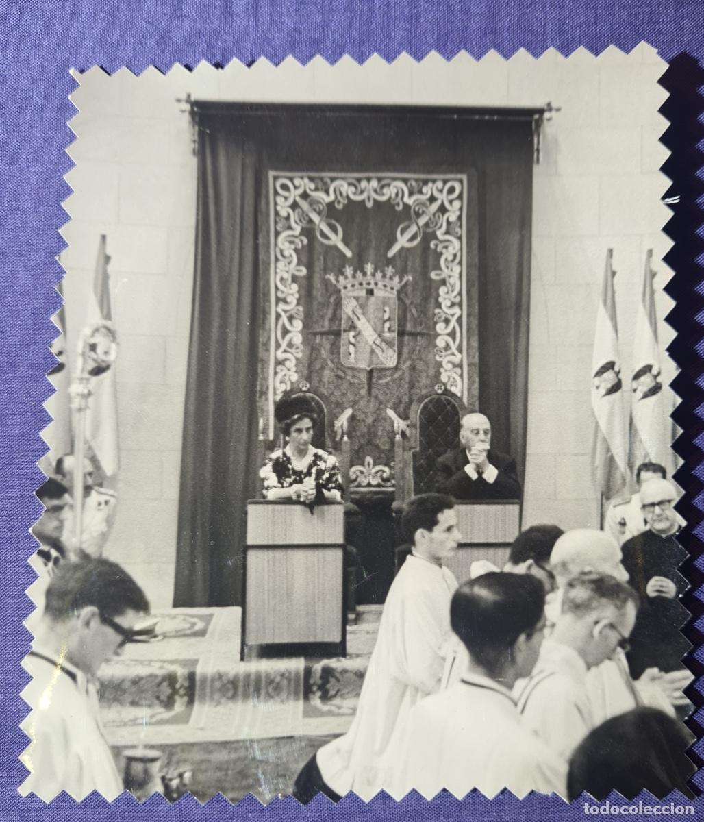 Militaria: Fotograf&iacute;a antigua de Franco con Carmen Polo en una misa bajo palio a&ntilde;os 60as. Foto Perez de Rosas.
