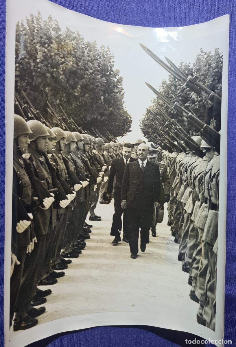 Militaria: Fotograf&iacute;a antigua de Franco pasando revista a las tropas, a&ntilde;os 50as. Fot&oacute;graf&iacute;a Agencia CIFRA.