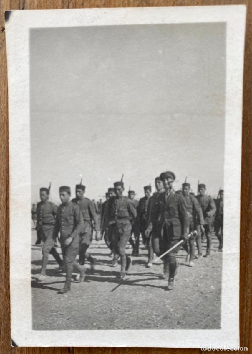 Militaria: ANTIGUA FOTOGRAFIA DE COMPA&Ntilde;IA EN MARCHA, MIDE 6,6 X 4,5 CMS.