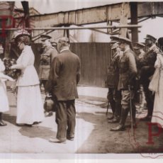 Militaria: THE QUEEN RECEIVING A BOUQUET FROM A FRENCH WORKER AT BRITISH... 21.5X16.5CM BRITISH ROYAL FAMILY. B
