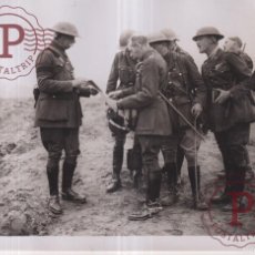 Militaria: H.M. STUDYING A MAP ON WYTSCHATTE RIDGE HELD BY GEN PLUMER. 21.5X16.5CM BRITISH ROYAL FAMILY. BRITI